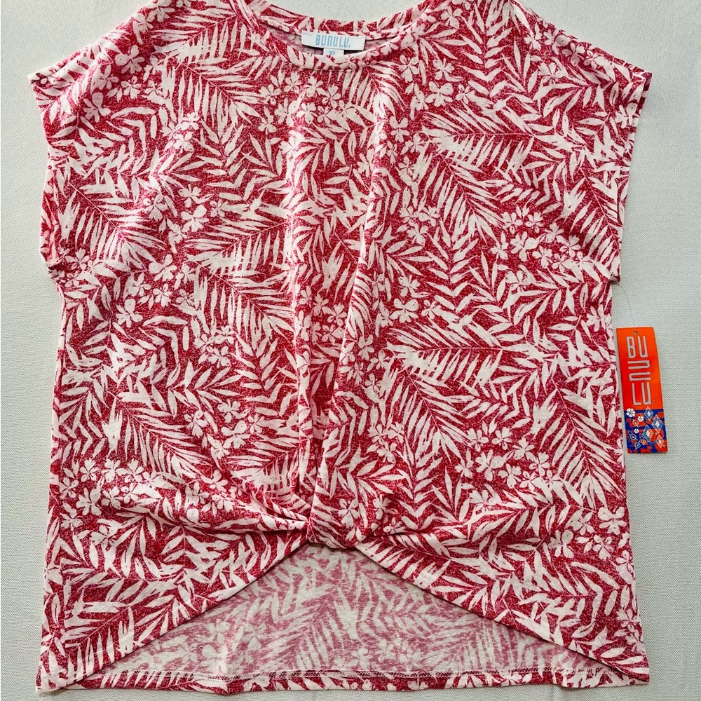 Women’s BUNULU red and white pattern top, tie front with cap sleeves. Size XL